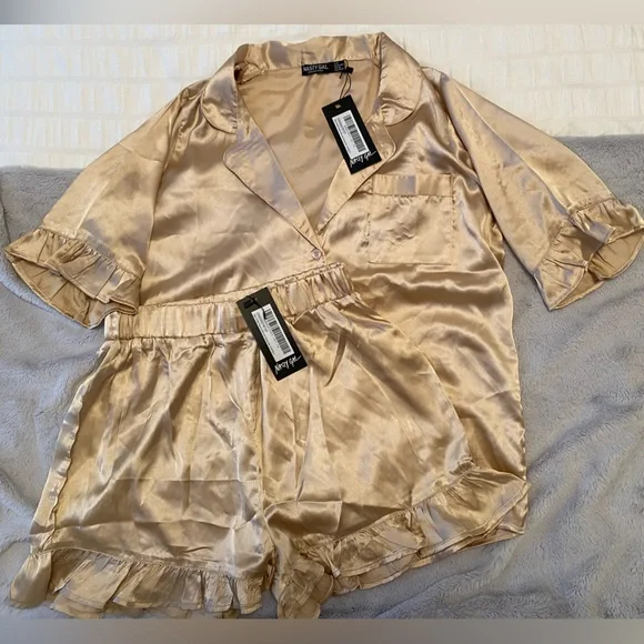 MATCHING PYJAMA SET 🥂 - Picture 2 of 5